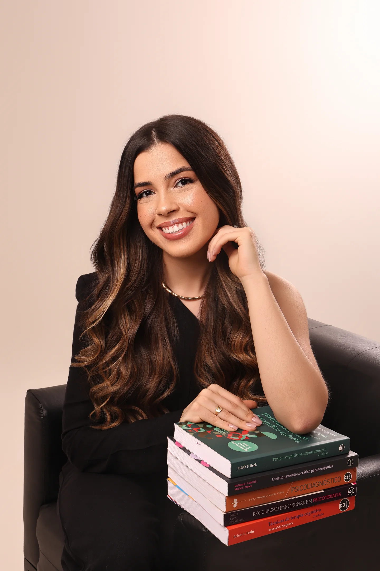 Vitória Lara com livros de Psicologia