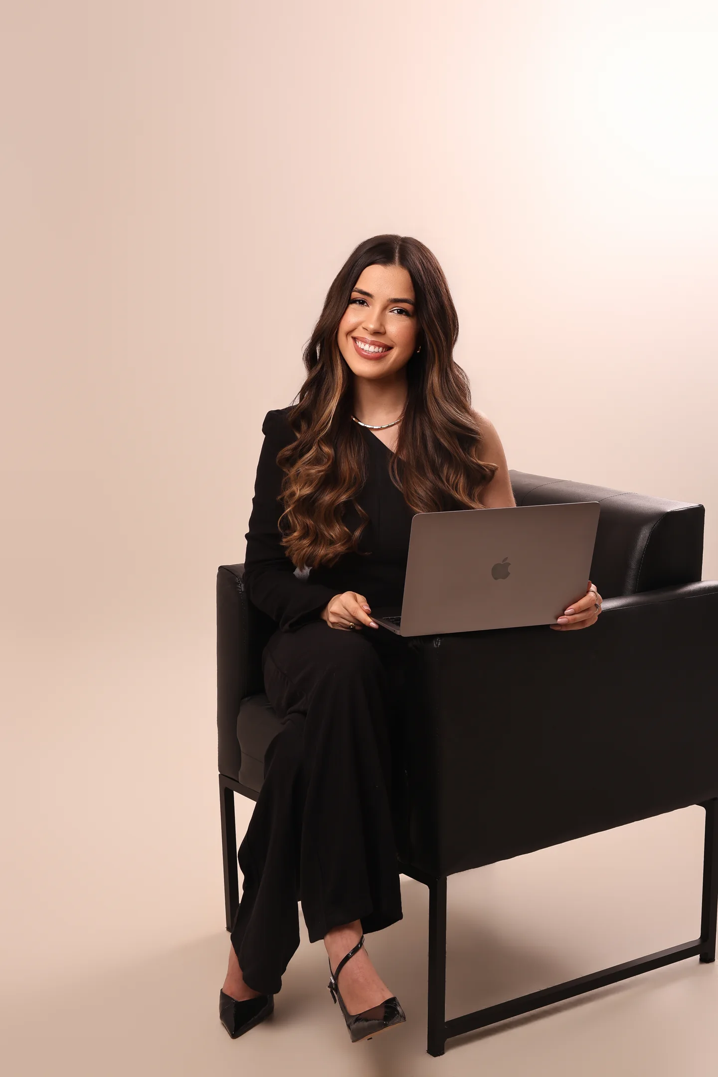 Vitória Lara com um notebook
